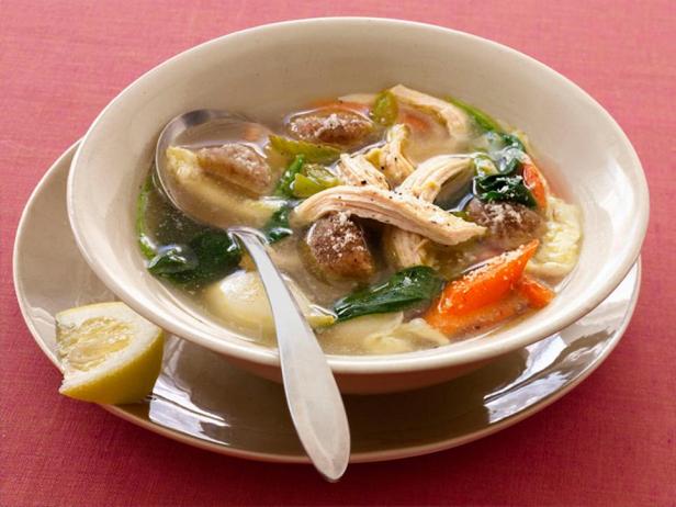 شوربة دجاج إيطالية مع نيوكي بارميزان محمص