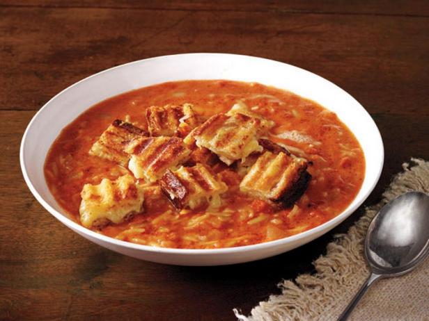 شوربة طماطم بسيطة مع قطع خبز محمص بالجبن