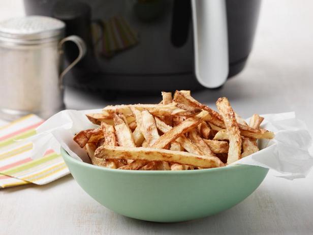 Wie man Pommes frites in einer Heißluftfritteuse zubereitet