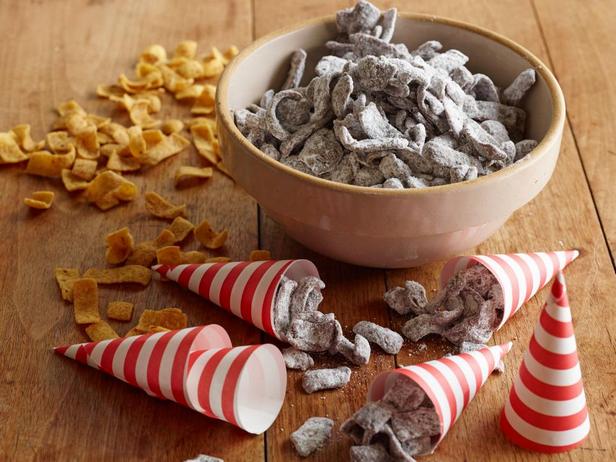 Ein Snack aus Schokolade, Erdnussbutter und Maischips