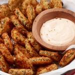 Im Airfryer frittierte Gurkenchips