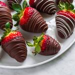 Schokoladenüberzogene Erdbeeren mit Chilipfeffer