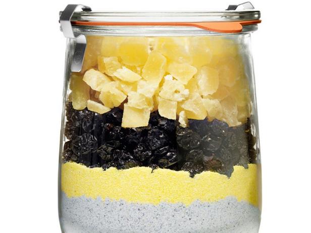 Blaues Maisbrot mit Ananas und Blaubeeren