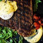 Zitronenpfeffersteak mit Kartoffeln und Sauce Hollandaise
