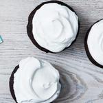 Rote Samt-Baiser-Cupcakes