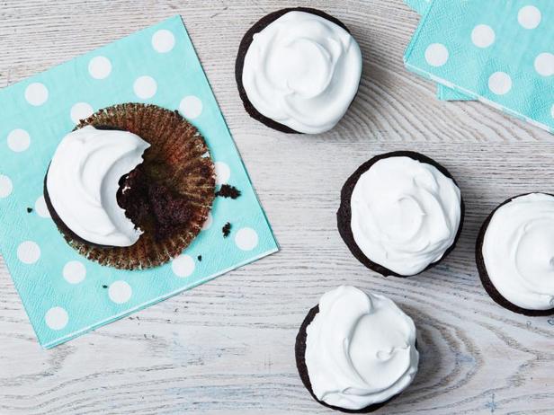 Wie man Red Velvet Baiser-Cupcakes zubereitet