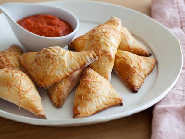 Wie man Calzone-Pizzataschen zubereitet