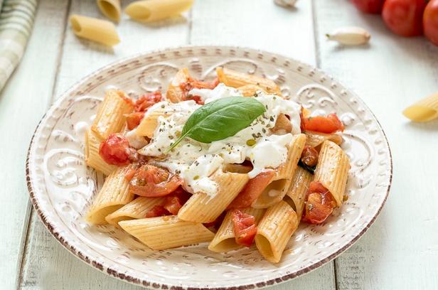 So bereiten Sie Pasta Pomodoro für zwei Personen zu
