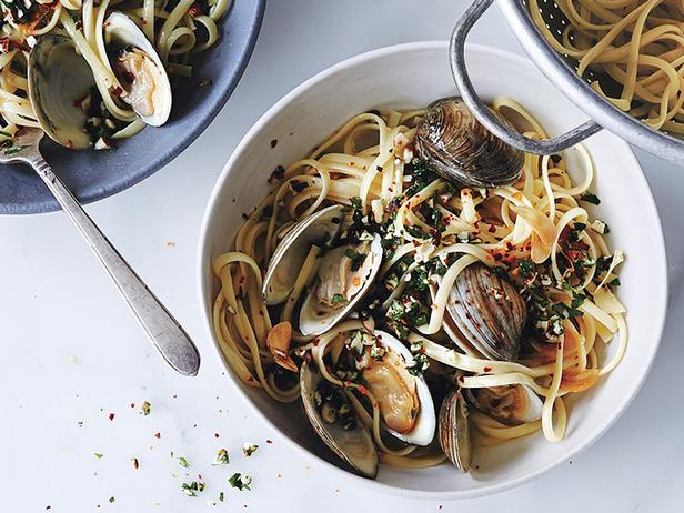 Wie man Pasta Alle Vongole macht