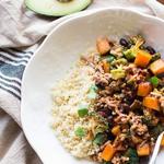 Gebratener Truthahn mit Enchilada-Sauce und Couscous