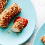 Mandelpanierte Fischstäbchen aus dem Ofen