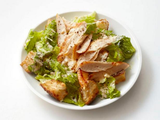 So bereiten Sie einen einfachen Caesar-Salat mit Hähnchen zu