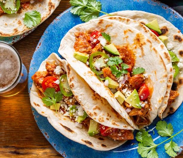 Wie man Chicken Tinga Tacos zubereitet