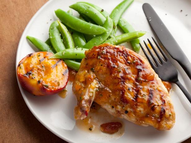Gegrillte Hähnchenbrust mit würziger Pfirsichglasur