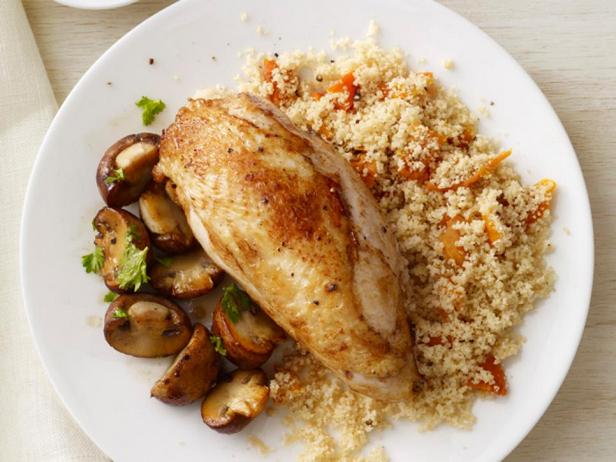 Gebackene Hähnchenbrust mit Champignons und Couscous