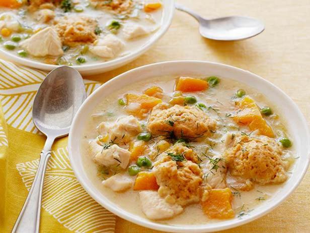 Hühnchen in leichter Brühe mit Dill und Klößen