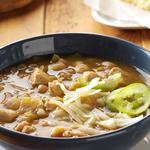 Dickflüssiges Chili mit Hühnchen und Essiggurken