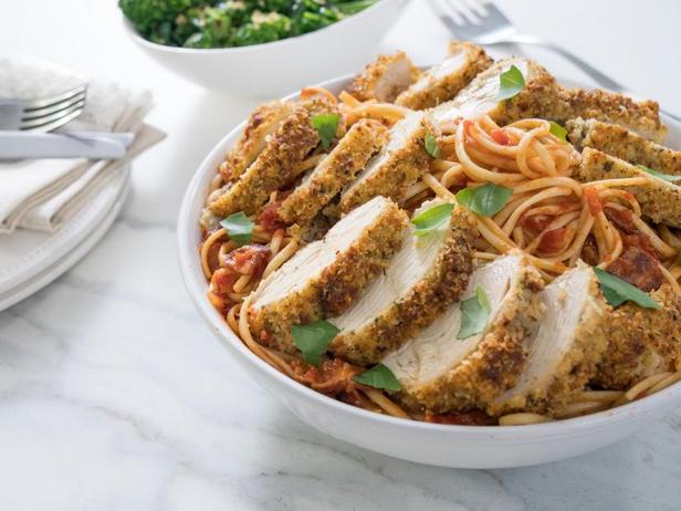 Come preparare - Linguine al pomodoro con pollo alla parmigiana