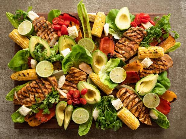 Come preparare l'insalata di fajitas con petto di pollo