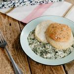 Portionierter Auflauf mit Hähnchen, Spinat und Artischocken