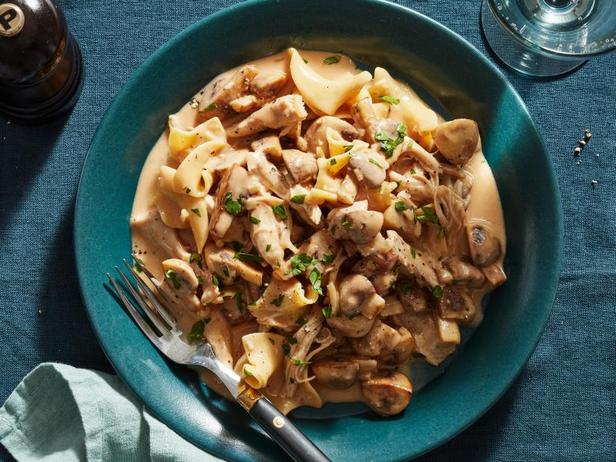 Wie man Hähnchen Stroganoff im Schongarer zubereitet
