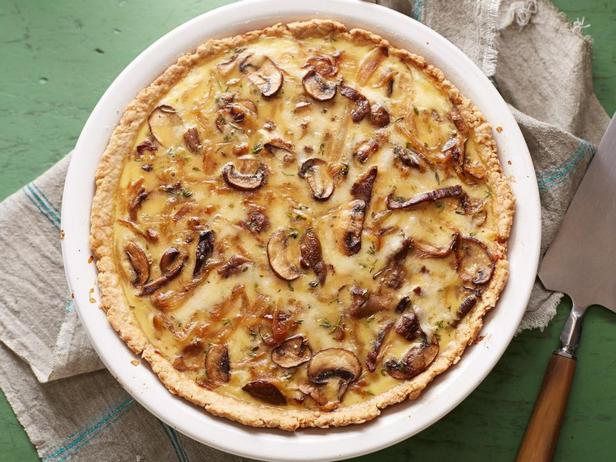 Quiche mit karamellisierten Zwiebeln, Champignons und Gruyère auf einem Haferflockenboden