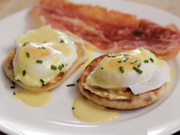 Eggs Benedict mit einer einfachen Sauce Hollandaise