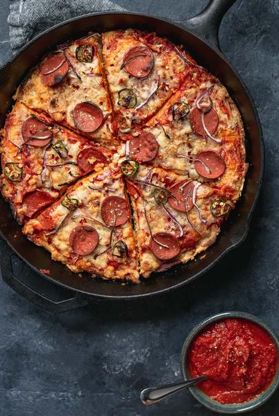 Wie man Pepperoni-Pizza in einer gusseisernen Pfanne zubereitet