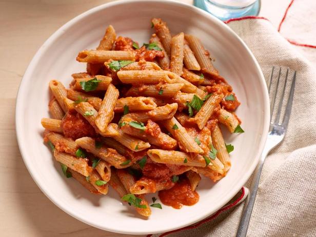 Wie man Penne-Nudeln in einer leichten Tomaten-Wodka-Sauce zubereitet
