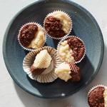 Schwarze und weiße Bonbons für die Keto-Diät
