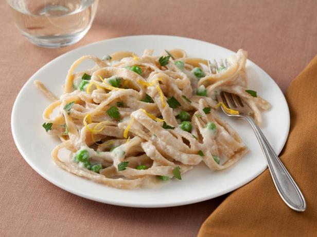So bereiten Sie Pasta Alfredo mit cremiger Blumenkohlsoße zu