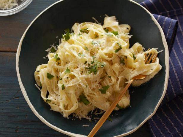 Come preparare le fettuccine Alfredo - Ricetta base