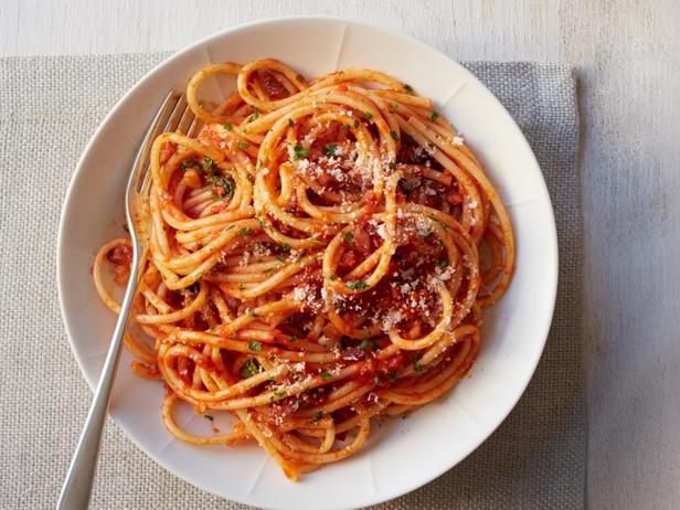 Wie man Amatriciana-Sauce zubereitet