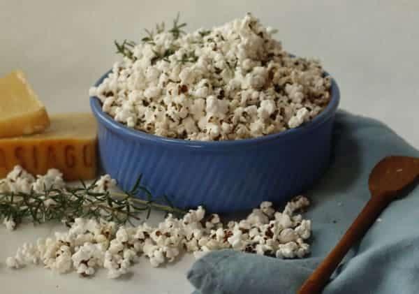 Come preparare i popcorn con erbe provenzali e formaggio Asiago