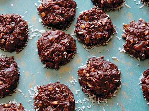 Come preparare i biscotti senza cottura con burro di arachidi, avena e semi di lino