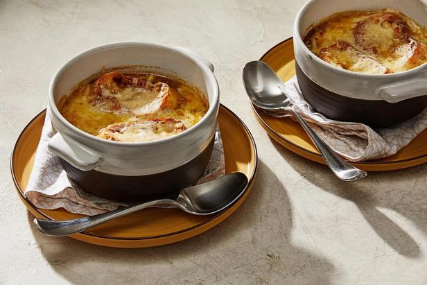 Wie man französische Zwiebelsuppe mit Steinpilzen zubereitet