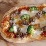Pizza mit Wurst und Brokkoli
