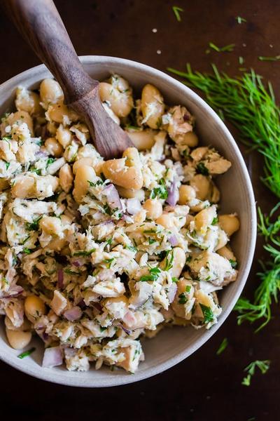 Wie man Bohnensalat mit Thunfisch zubereitet