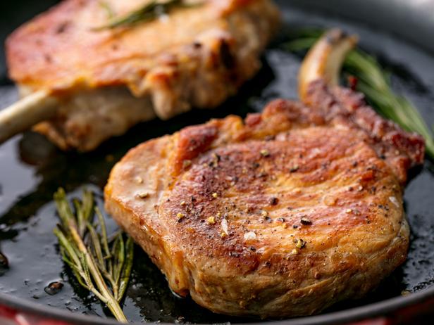 Wie man Schweinefleisch in Agrodolce-Sauce zubereitet