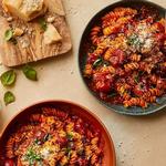 Fusilli-Nudeln in frischer Tomatensauce