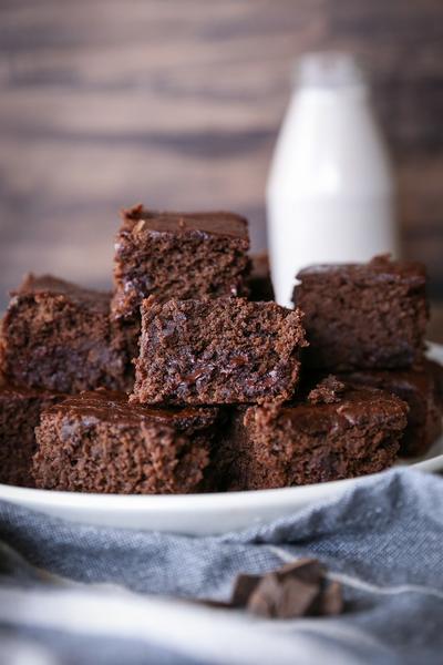 Wie man doppelte Schokoladenbrownies zubereitet