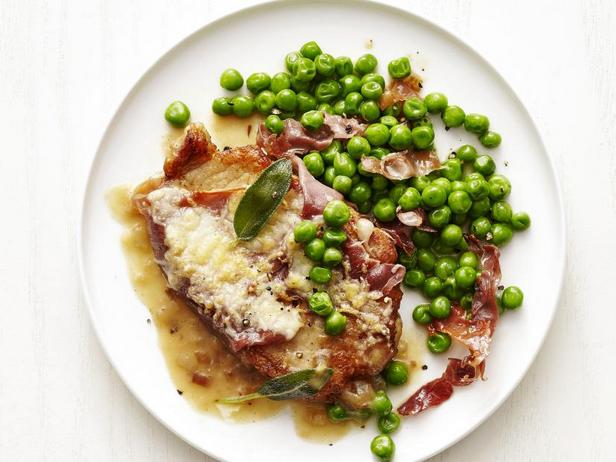 Wie man Saltimbocca mit Schweinefleisch und grünen Erbsen zubereitet