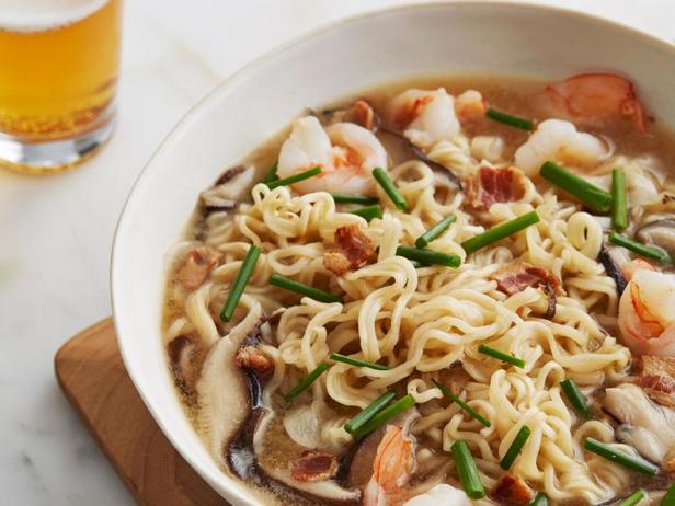 Wie man Garnelen-Ramen zubereitet