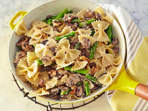 Zubereitung - Cremige Bows mit gebratenen Champignons, Spargel und Walnüssen