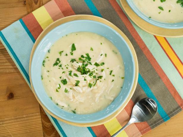 Wie man griechische Zitronen-Hühnersuppe zubereitet