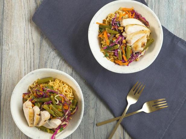 Ciotola di noodles con pollo e fagiolini