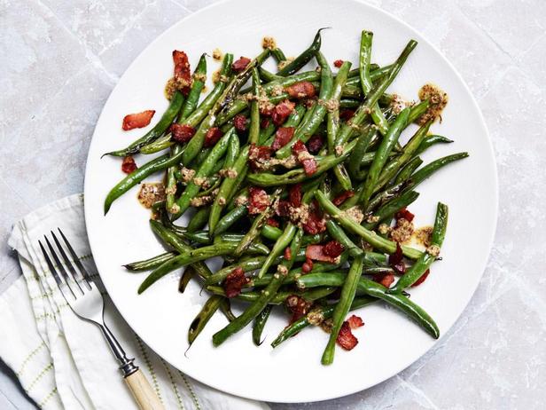 Fagiolini grigliati in vinaigrette piccante con ciccioli