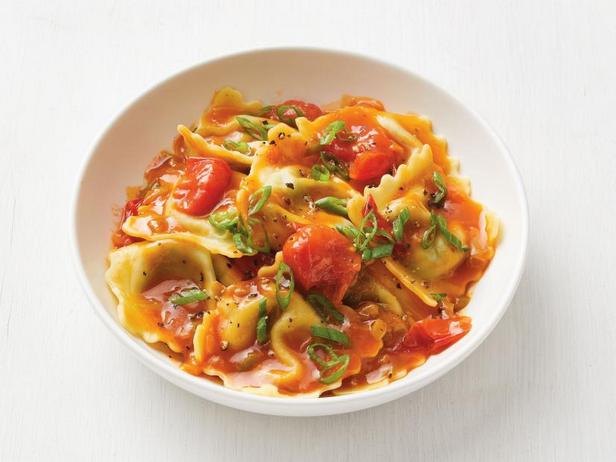Wie man Ravioli mit Tomatensoße und Frühlingszwiebeln zubereitet