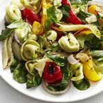 Warmer Salat mit Tortellini und gebackenem Gemüse