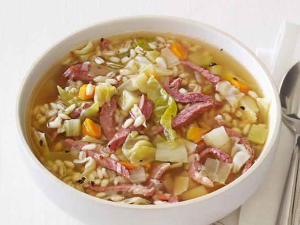 Perlgraupen-, Kohl- und Trockenfleischsuppe